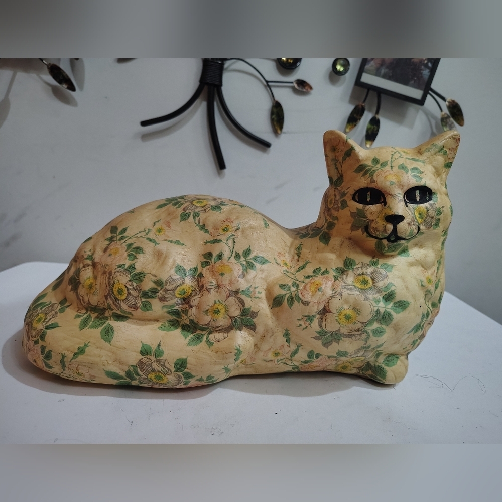 Vintage White's Whatchamacallits Floral Cat